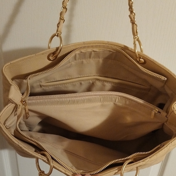 Elegant Beige Quilted Tote Bag - Picture 3 of 4